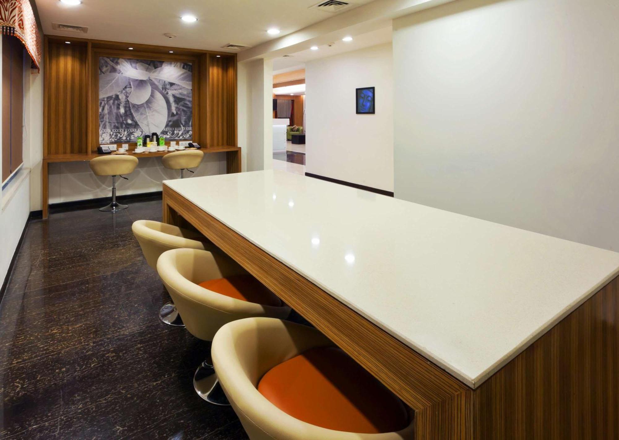 Hampton By Hilton Vadodara-Alkapuri Bagian luar foto